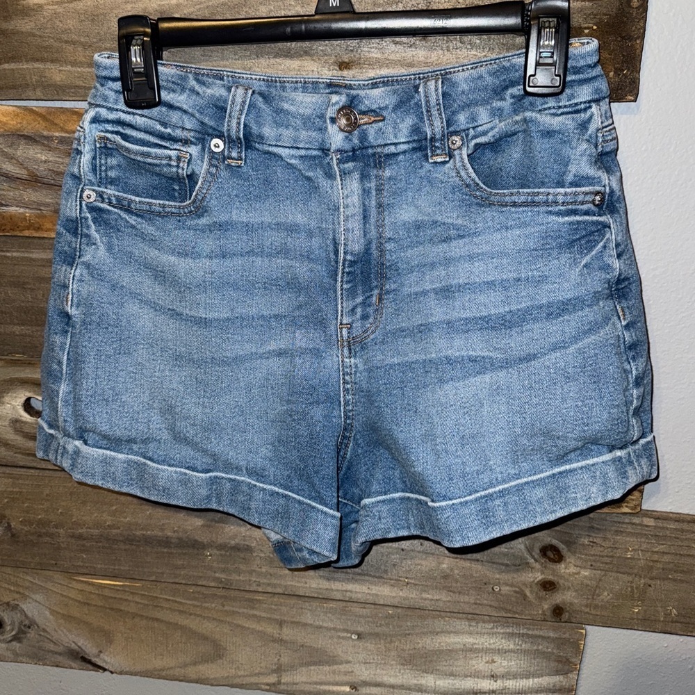 American Eagle- curvy mom short- size 4- light wash-stretch